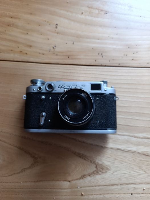 Кишеньковий годинник з ланцюжком та білим циферблатом
• Круглий годинн