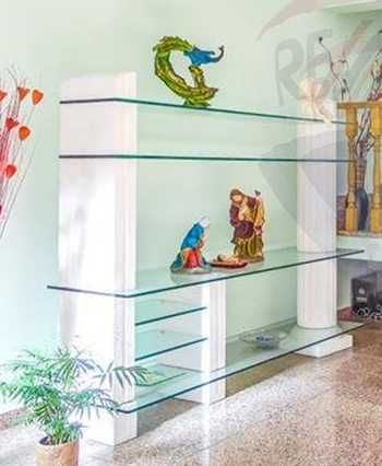 Móvel em pedra e vidro