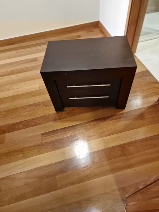 Cama e duas mesinhas de cabeceira em wengué