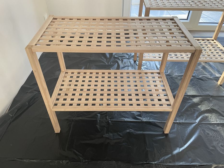 Azurowe drewniane polki na buty