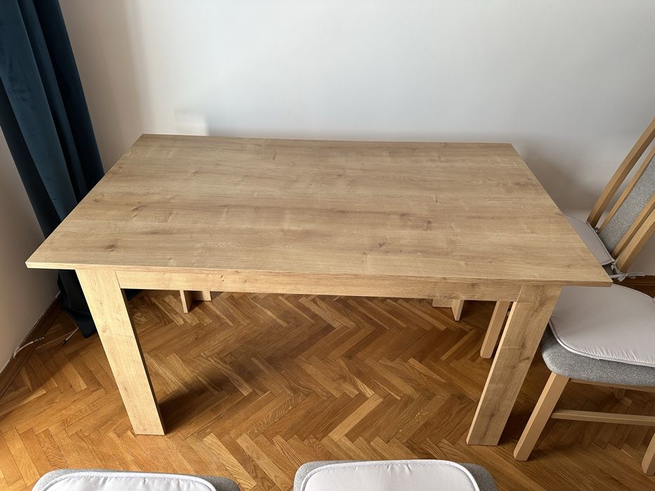 Stół na sprzedaż z 4 krzesłami