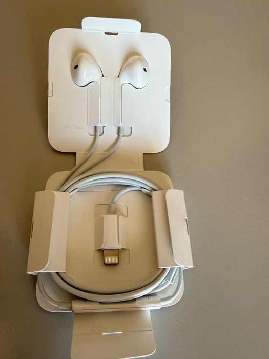 Apple EarPods p/ iPhone/iPad (connector Lightning - novos)