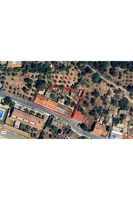 Edifício térreo com palheiro, quintal e armazém com zona de afetação i