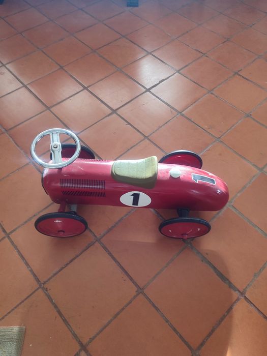 Carro vintage vermelho Vilac