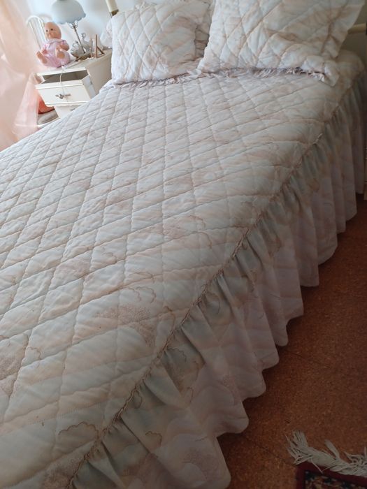 Endredon  de casal,tons de salmão e branco ,com 2 almofadas, pouco uso