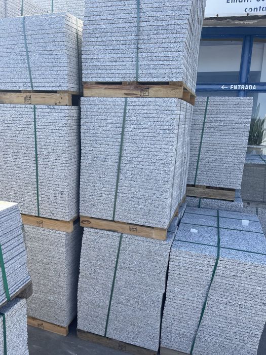 Mosaico em Granito Moncão picado