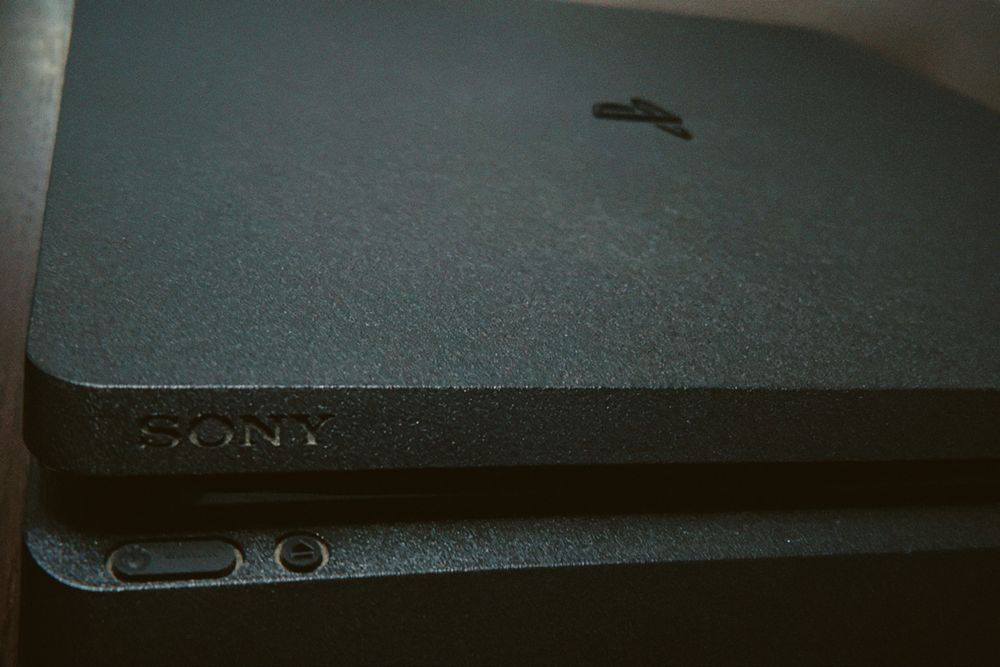 PlayStation 4 Slim 1TB + Comando + Estação Carregamento + 6 Jogos