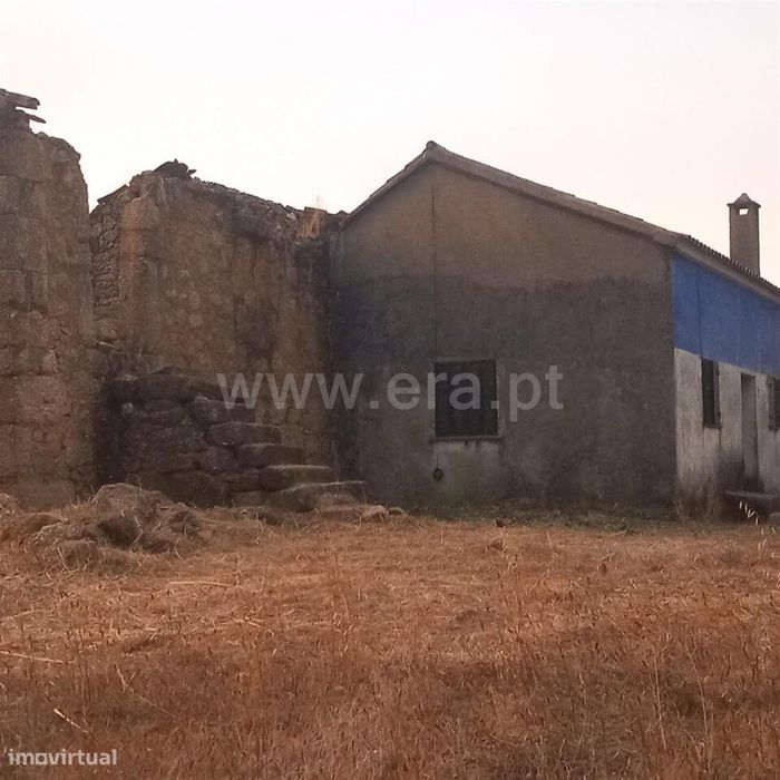 Moradia Geminada Estúdio / Covilhã, Ferro