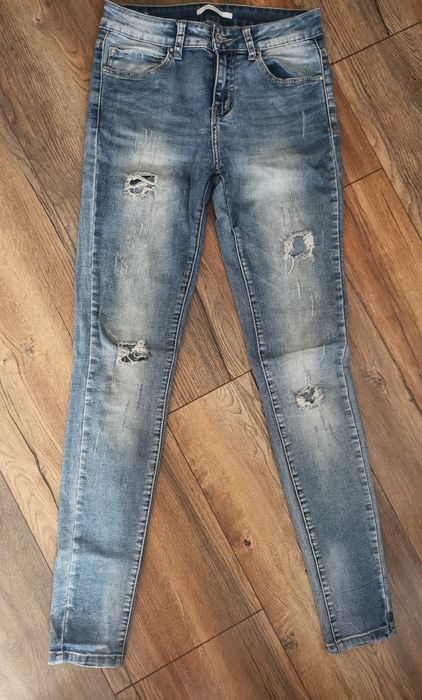 Spodnie  damskie jeans z dziurami rozmiar 36.
