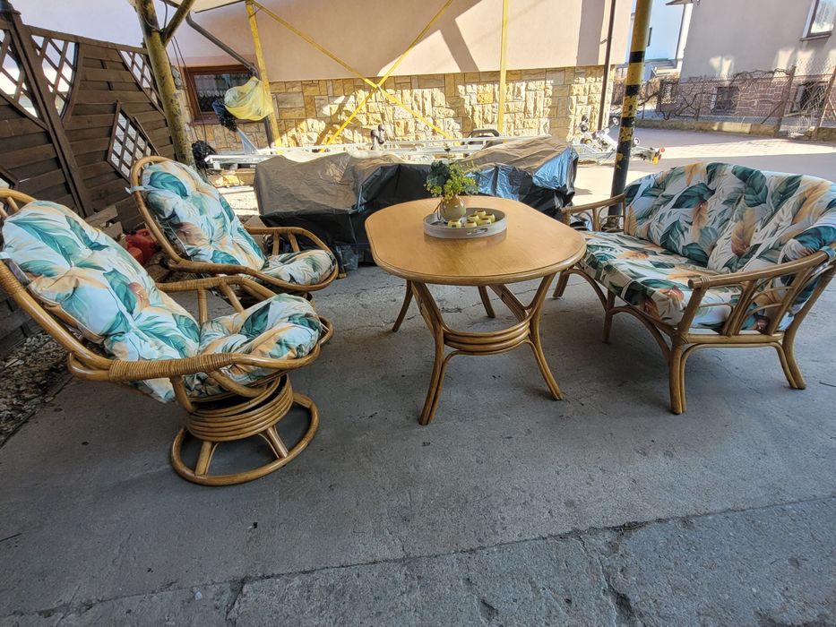 Sofa z bambusa i 2fotele obrotowe i bujanie ze stołem. z naturalnej skóry