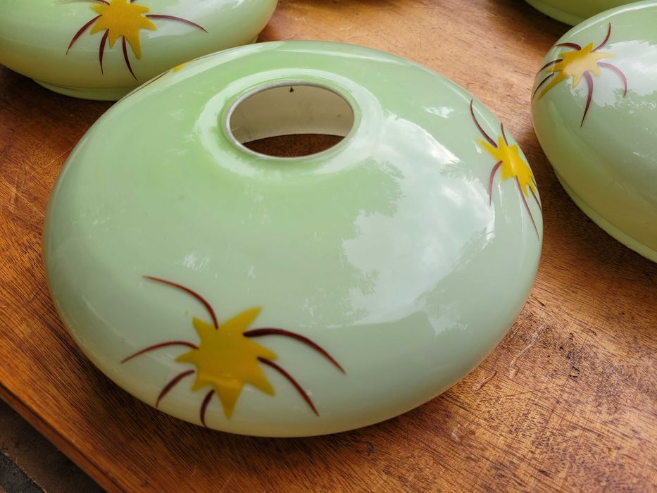 Stare klosze do żyrandola, berety