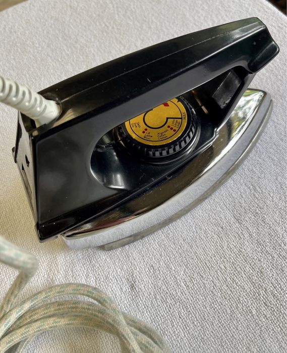 Ferro de engomar antigo funcionando