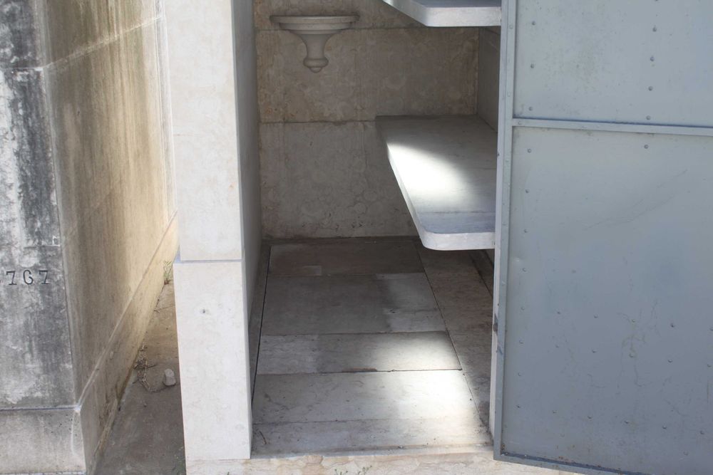 JAZIGO - Cemitério dos Prazeres, Lisboa. Excelente Oportunidade