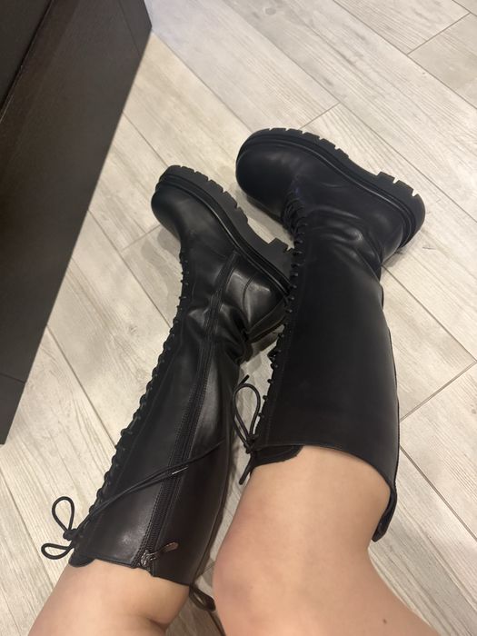 Високі чоботи на шнуровці