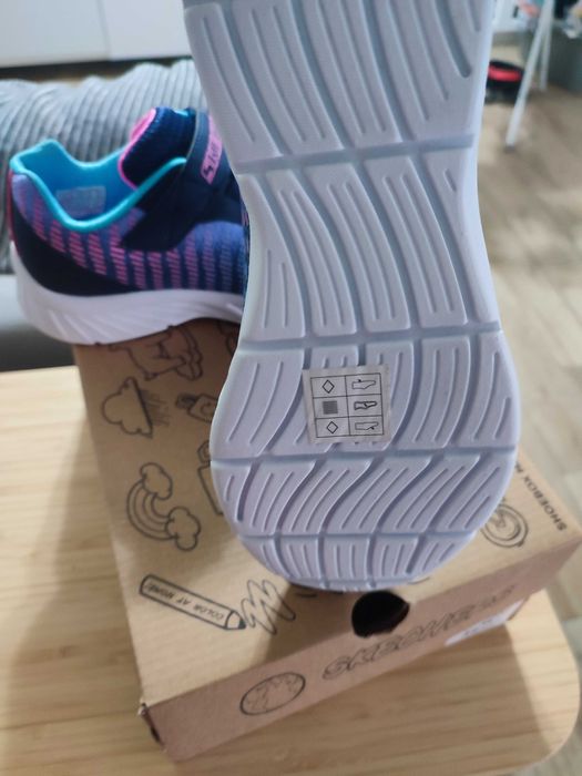 Tenis de menina da skechers novos