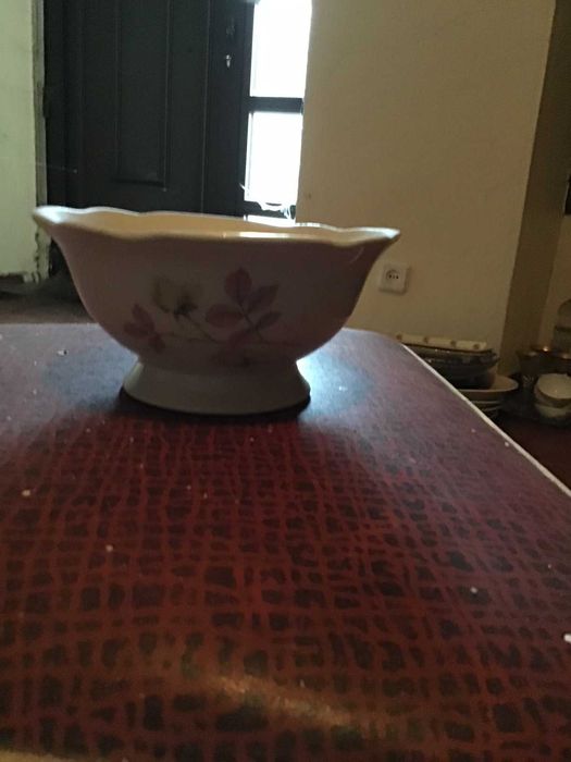 taca branca com flor lilas