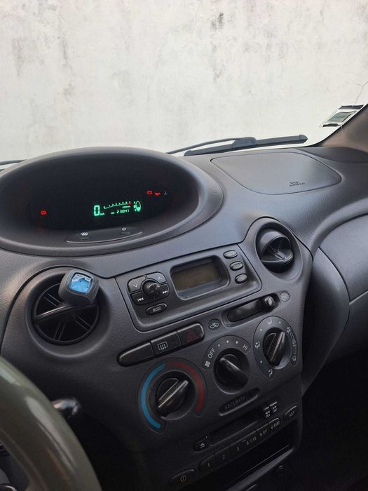 Toyota Yaris 2001 em bom estado