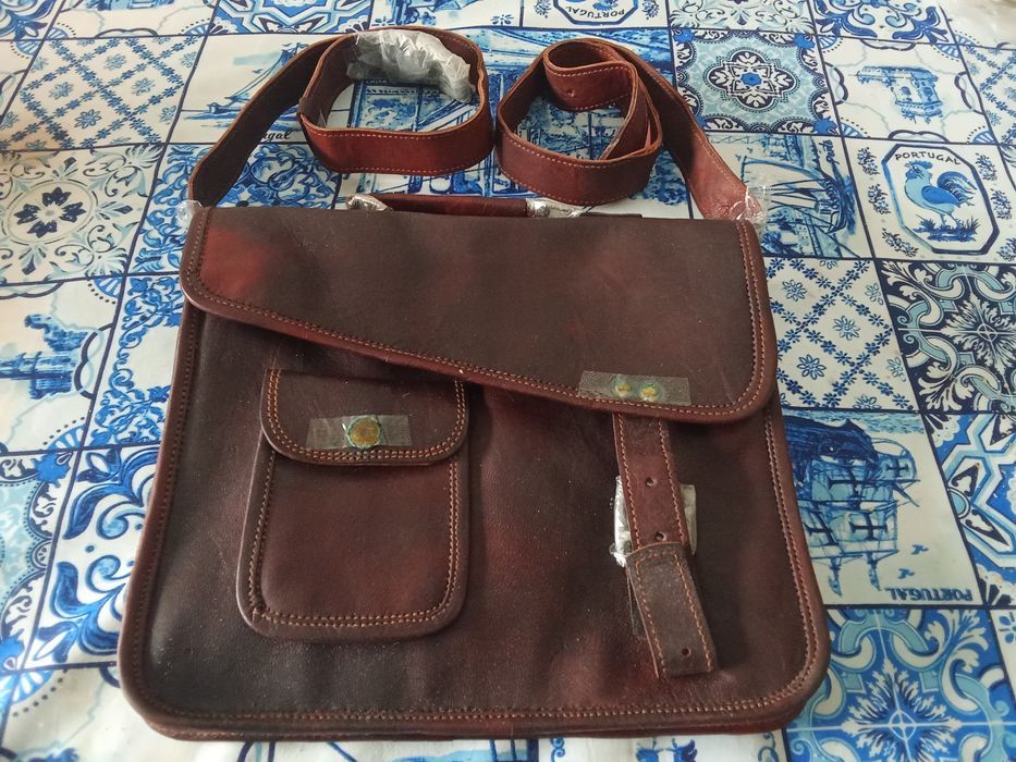 Vende se bolsas mediaval em pele.