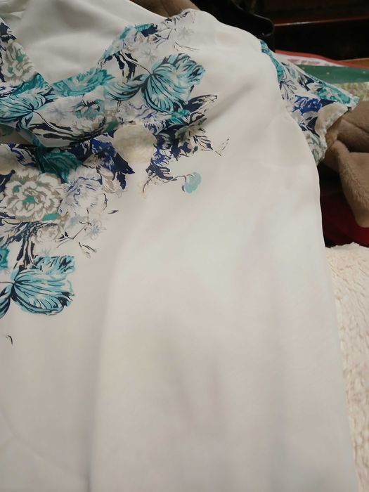 Blusa em seda Branca e azul com flores.