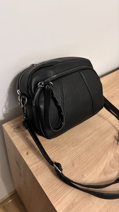 Czarna nowa torebka z zamkami