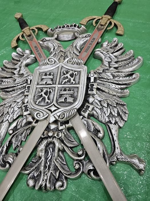 Escudo e espadas