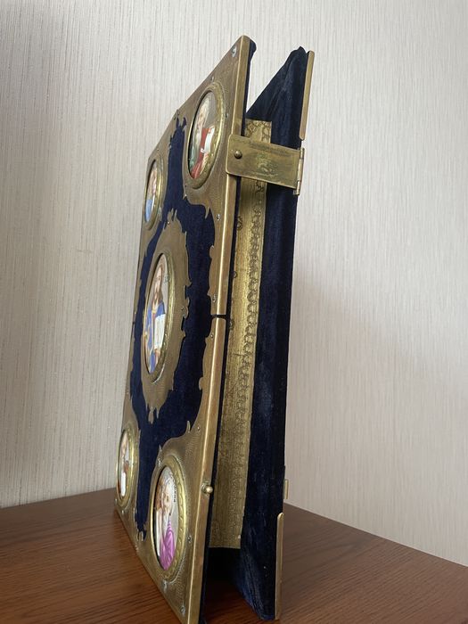 Евангелие в окладе с финифтью