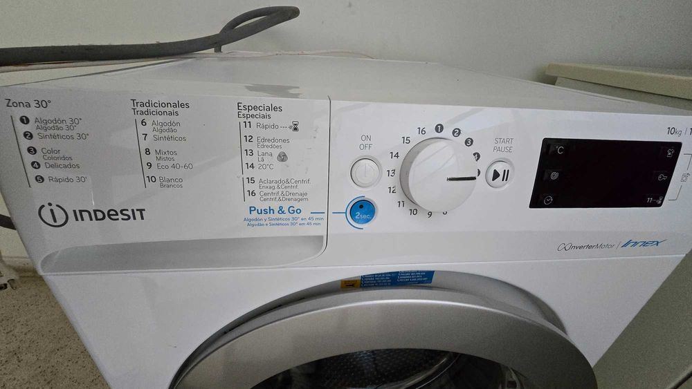 Uma máquina de lavar e outra de secar roupa