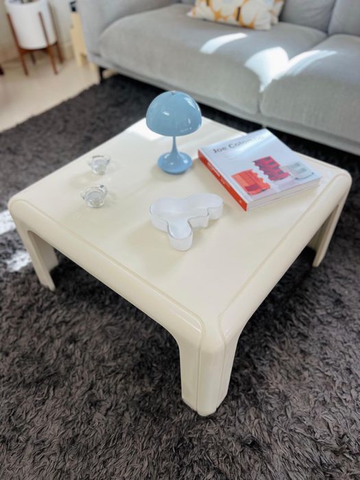 Mesa branca de apoio Kartell