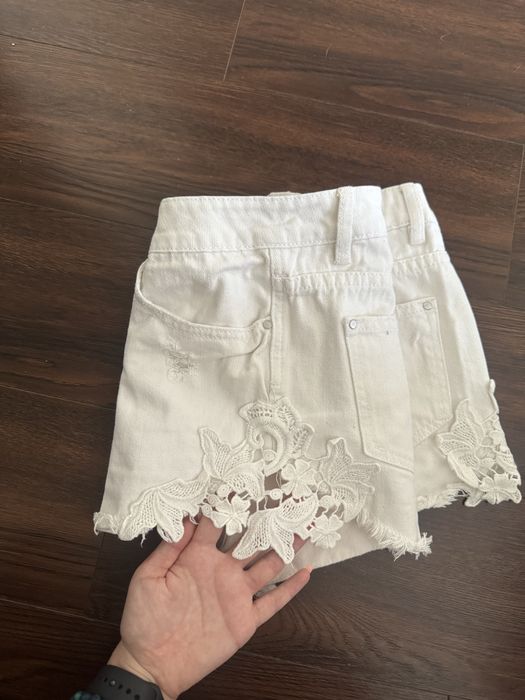 Білі шорти з круживами