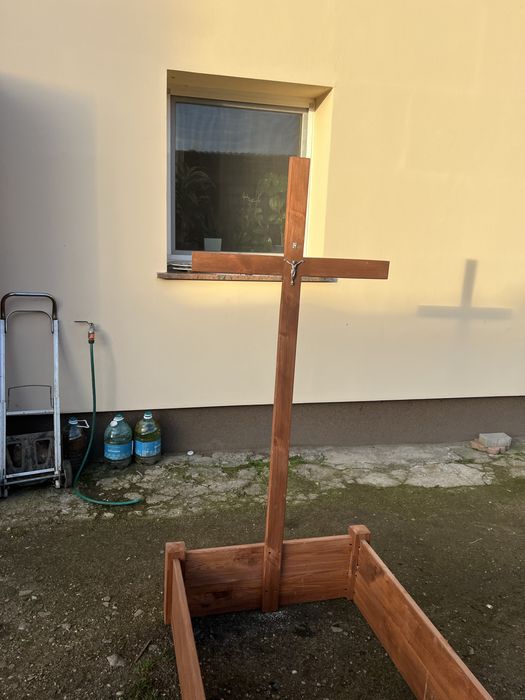 Tymczasowa obudowa grobu