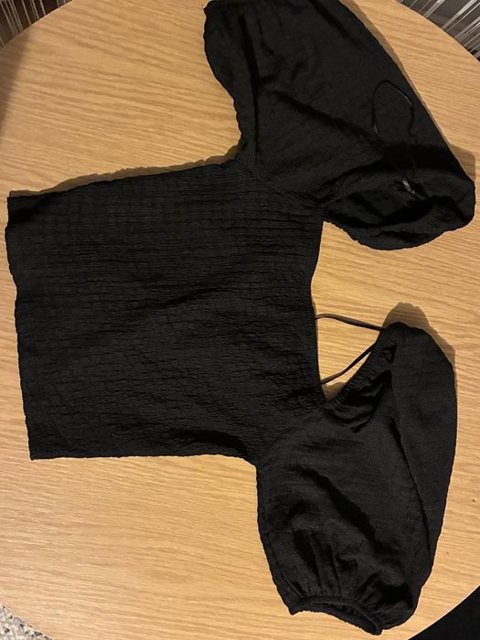 Top czarny Stradivarius bufki hiszpanka strukturalny XS