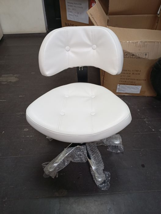 Стул для мастера косметолога