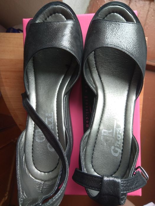 Продам босоножки