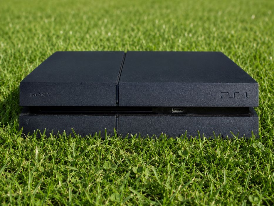 Продам Sony PlayStation 4