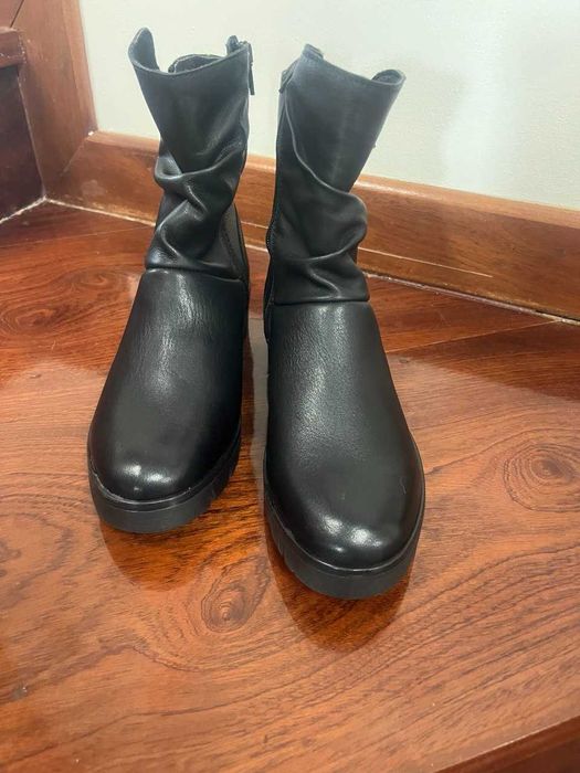 Botas de salto com forro acolchoado na cor preta em tamanho 38,40