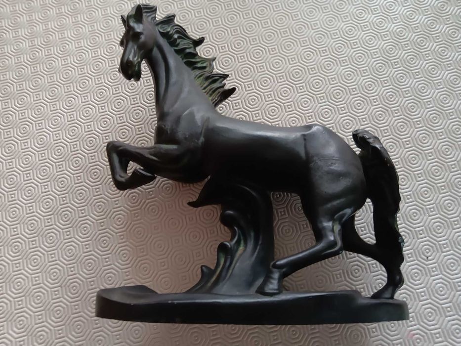 Estatua de cavalo em liga de bronze e estanho