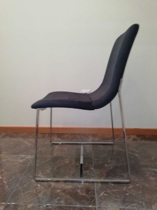 Cadeira cromada com estofo em preto