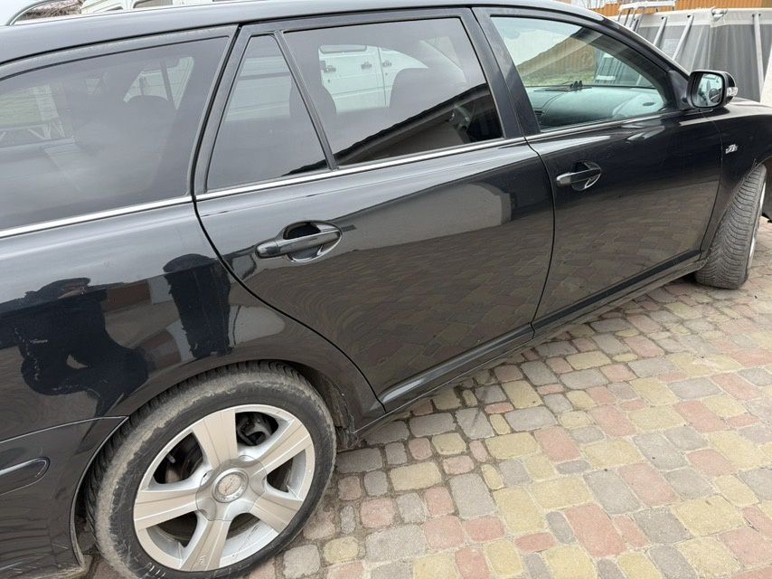 В продажі Toyota avensis