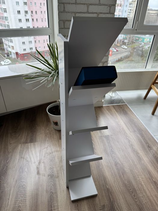 Книжкова полиця у формі дерева