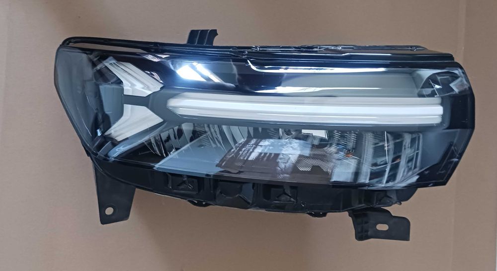 Dacia Duster III lampa Led prawa prawy przod