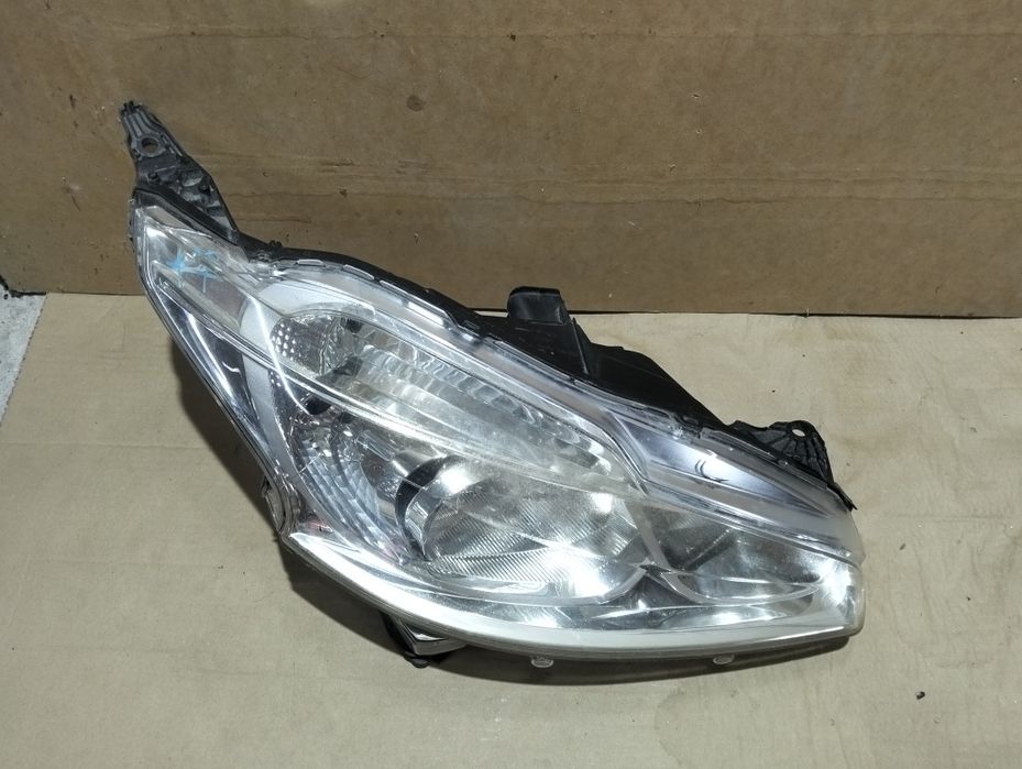 Lampa peugeot 208 prawa