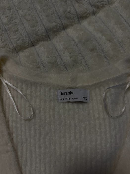 пухнаста кофта Bershka