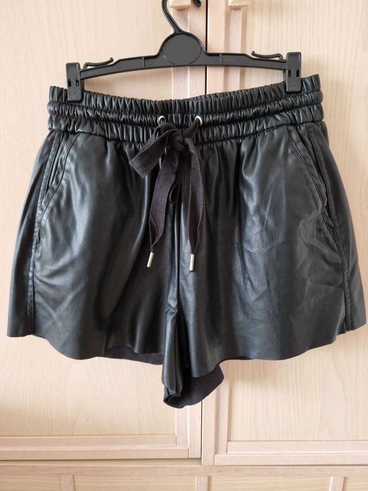 Шорти зі штучної шкіри Bershka розмір М
