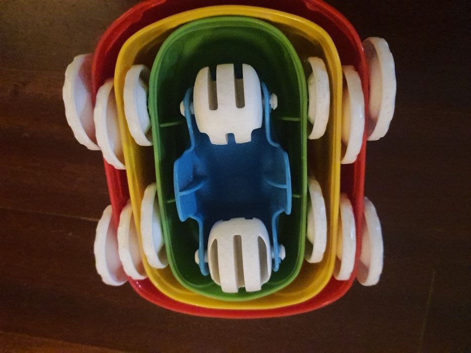 Carrinhos brinquedos oferecer bebé criança