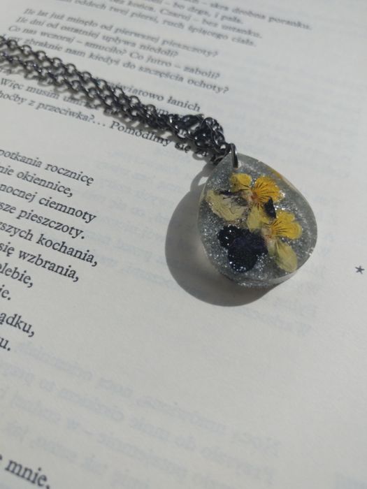 Naszyjnik z suszonym bratkiem w żywicy handmade