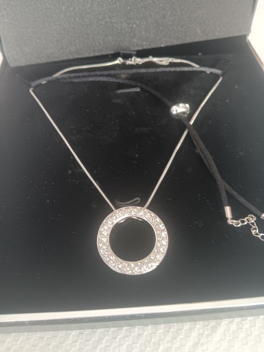 Colar muito bonito e com estojo para oferta