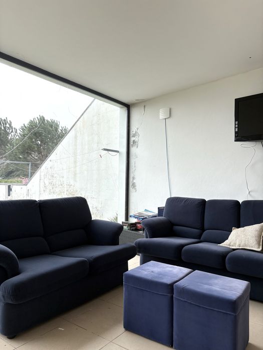 Sofás e bancos azuis escuros usados