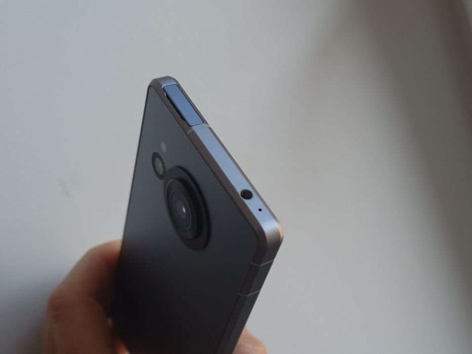 Смартфон Sharp AQUOS H52D с камерой от Leica на 2 сим, 256гб, NFC