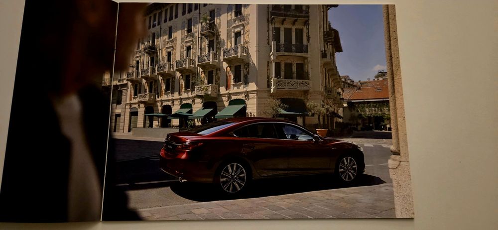 2023 Prospekt Mazda 6 na innej S-Klasse, Audi A7, BMW 7, Ford Mustang.