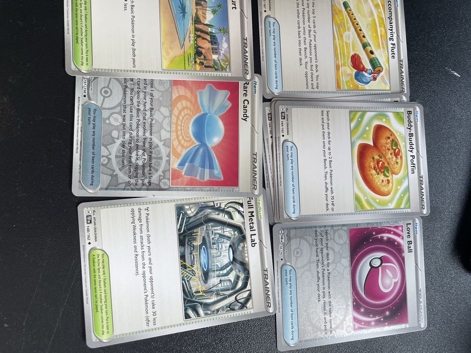 Karty Pokémon. Zestaw 14 kart pól bitew i dodatków do gry.